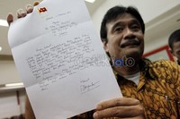 Surat pengunduran diri itu ditunjukan oleh Ketua Panitia Seleksi Cagub PDIP Djarot Hidayat di kantor DPP PDIP Lenteng Agung.
