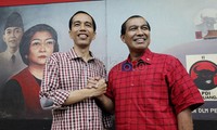 Walikota Solo Joko Widodo (Jokowi) berjabat erat dengan mantan Komandan Paspampres era Megawati Letjen (Purn) Nono Sampono di kantor DPP PDIP Lenteng Agung, Jakarta.  Keduanya usai mengikuti uji kepatutan dan kelayakan di partai banteng tersebut untuk maju dalam bursa Pemilihan Gubernur DKI Jakarta.
