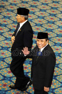 Prijanto melambaikan tangannya saat menghadiri rapat paripurna yang membahas keputusan pengunduran dirinya di ruang sidang DPRD DKI Jakarta, Jalan Kebon Sirih, Jakarta Pusat.