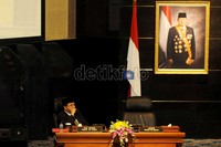 Prijanto menunggu keputusan permohonan pengunduran dirinya dalam rapat paripurna  di ruang sidang DPRD DKI Jakarta Pusat.