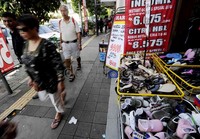 Revitalisasi fungsi trotoar sempat ramai usai kasus Xenia maut yang menewaskan 9  pejalan kaki di trotoar beberapa waktu lalu. Sayang, saat ini isu itu sudah tenggelam.