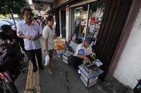 Program Gubernur Fauzi Bowo yang akan mengembalikan trotoar di  jalan Cikini, jalan Ridwan Rais, jalan Gajah Mada-Hayam Wuruk, dan jalan Sabang masih sebatas program. Hingga saat ini, pelaksanaanya masih terseok-seok.