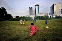 Meskipun mempunyai keterbatasan fisik, namun Regi tetap semangat bermain bola bersama teman-teman yang memiliki fisik sempurna.