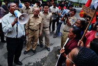 Anggota DPRD Sulsel dari fraksi PPP, Abu Bakar menemui para demonstran.