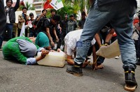 Dalam aksi ini digelar aksi teatrikal penindasan rakyat miskin akibat kenaikan BBM.