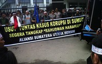 Massa yang berasal dari 27 elemen masyarakat dan menamakan diri Aliansi Sumatera Utara Bersih tersebut, semula berkumpul di lapangan bola Titi Kuning, dan kemudian long march sekitar 300 meter menuju kantor Kejati Sumut Jl. AH Nasution, Medan.