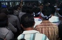 Sedangkan Rahudman yang sudah ditetapkan tersangka, malah dihentikan penyidikannya dengan alasan kurang bukti.
