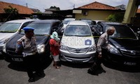 Petugas merilis tersangka penipuan rental mobil beserta barang bukti delapan unit mobil di halaman Polsek Palmerah, Jakarta Barat, Selasa (6/2).
