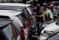 Ia kemudian menggadaikan mobil-mobil yang dia sewa seharga Rp 11-15 juta perunit.