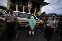Saat ditunjukan kepada wartawan, FN tampak menutupi wajahnya.