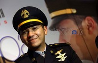 Dalam acara press screening, Senin (5/3/2012) itu Gading tampil dengan atribut lengkap seperti peran yang ada di filmnya itu.