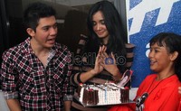 Irwansyah mendapatkan tart ultah dari penggemarnya. Gusmun/detikcom.