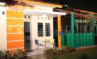Rumah contoh untuk dipamerkan ke pengunjung/investor. Disisi kanan, terdapat kerangka rumah aslinya.