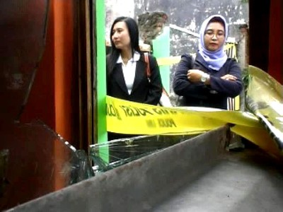 Gedung Sekolah Dirusak, Siswa TK Belajar di Garasi