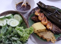 Nah, hidangan yang sudah dihangatkan akan ditaruh dalam wadah-wadah bambu beralas daun pisang seperti ini. Semua disajikan hangat sehingga lebih sedap disantap.