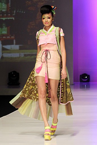 Rudy Chandra Dress in Hanbok PAC Martha Tilaar. Indonesia Fashion Week 2012 at Jakarta Convention Center. Senayan. Jakarta. [Foto by Mohammad Abduh/Wolipop]