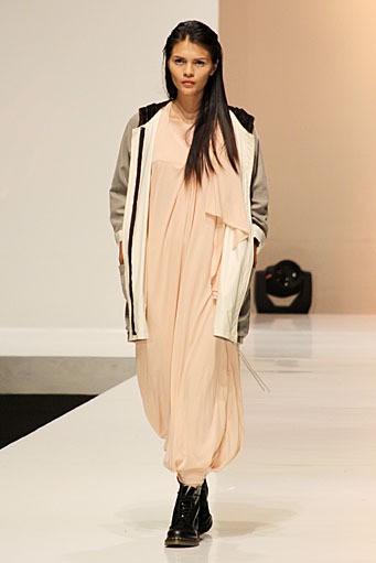 Nina Nikicio Young Spirits. Possibilities-DULUX. Indonesia Fashion Week 2012 at Jakarta Convention Center. Jakarta. [Foto: Mohammad Abduh/Wolipop]