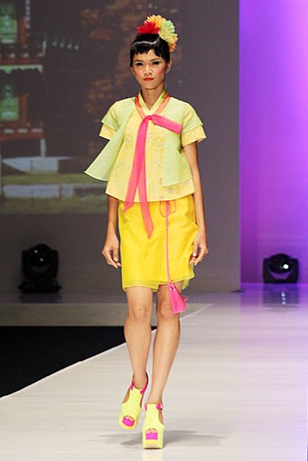 Rudy Chandra Dress in Hanbok PAC Martha Tilaar. Indonesia Fashion Week 2012 at Jakarta Convention Center. Senayan. Jakarta. [Foto by Mohammad Abduh/Wolipop]