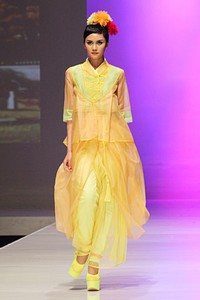 Rudy Chandra Dress in Hanbok PAC Martha Tilaar. Indonesia Fashion Week 2012 at Jakarta Convention Center. Senayan. Jakarta. [Foto by Mohammad Abduh/Wolipop]