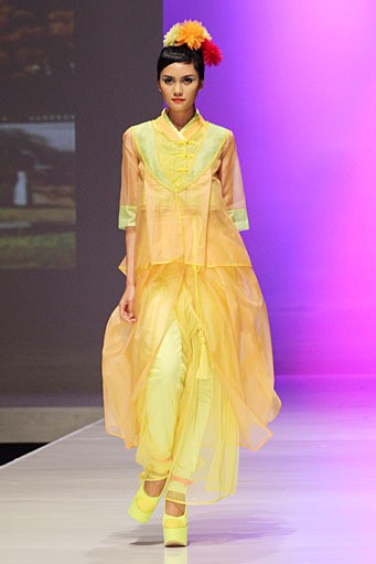 Rudy Chandra Dress in Hanbok PAC Martha Tilaar. Indonesia Fashion Week 2012 at Jakarta Convention Center. Senayan. Jakarta. [Foto by Mohammad Abduh/Wolipop]