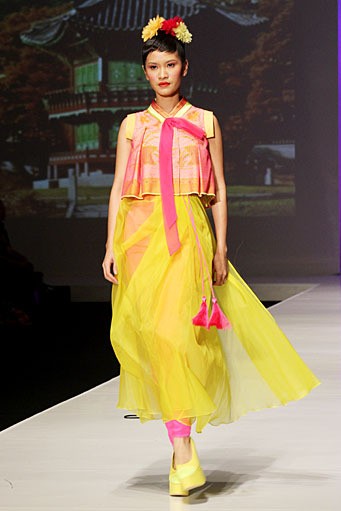 Rudy Chandra Dress in Hanbok PAC Martha Tilaar. Indonesia Fashion Week 2012 at Jakarta Convention Center. Senayan. Jakarta. [Foto by Mohammad Abduh/Wolipop]