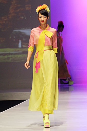 Rudy Chandra Dress in Hanbok PAC Martha Tilaar. Indonesia Fashion Week 2012 at Jakarta Convention Center. Senayan. Jakarta. [Foto by Mohammad Abduh/Wolipop]