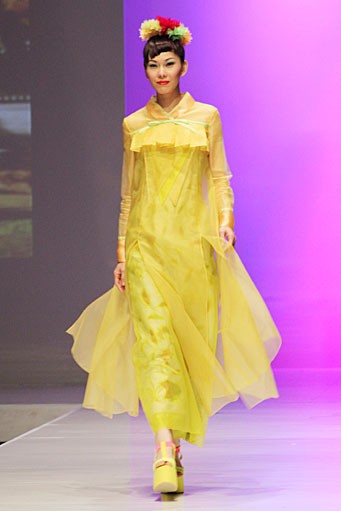 Rudy Chandra Dress in Hanbok PAC Martha Tilaar. Indonesia Fashion Week 2012 at Jakarta Convention Center. Senayan. Jakarta. [Foto by Mohammad Abduh/Wolipop]