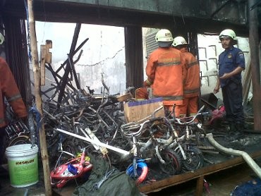  Jatuh Saat Padamkan Api, 1 Petugas Balakar Palmerah Terluka