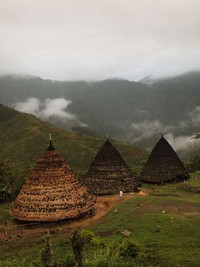 Uniknya Rumah Kerucut Kesahajaan Desa Wae Rebo Di Flores