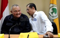 Alex Noordin dibisiki Ketua DPD Partai Golkar Jakarta Prya Ramadhani sebelum memaparkan programnya bila terpilih.