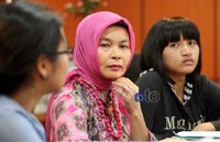 Istri Irzen Octa diapit kedua anaknya ikut mendampingi. Keluarga dan pengacara menyatakan tidak takut dengan reputasi nama besar Citibank didunia.