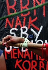 Aksi ini tidak membuat kemacetan dan pengawalan polisi tidak terlampau banyak.