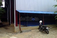 Tempat futsal, fitnes (Gym) dan kafe ini mempekerjakan sekitar 30 karyawan. Karyawan-karyawan tersebut digaji Rp 750 ribu perbulannya. Ray Jordan/detikcom.