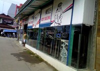 Lahan tempat fitnes, futsal dan kafe tersebut masih sewa. Sedangkan pembangunan gedungnya dibiayai sendiri oleh Ajib. Ray Jordan/detikcom.