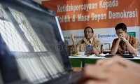 Rendahnya kepercayaan kepada partai politik yang diikuti dengan menurunnya partisipasi pemilih dalam Pemilu secara berkelanjutan, pada gilirannya akan berdampak terhadap tingkat kepuasan kepada sistem pemerintahan demokrasi.