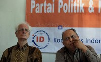 Centre for Strategic and International Studies (CSIS) memaparkan hasil survei tentang politik nasional dalam diskusi bertema Ketidakpercayaan kepada Parpol dan Masa Depan Demokrasi. Survei itu menemukan bahwa kepercayaan masyarakat terhadap partai politik sangat rendah.