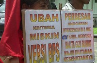 Selain menolak kenaikan harga BBM massa juga mengecam pemerintah yang dinilai tidak berbuat banyak untuk mendukung kaum perempuan yang paling rentan terkena dampak berbagai masalah.