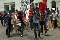 Demo yang berlangsung sekitar satu jam tersebut dan berakhir pukul 12.00 WIB itu, mendapat pengawalan beberapa polisi dan Satuan Polisi Pamong Praja.