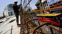 Pekerja tengah menyelesaikan pembuatan kerangka pagar pada Jalan Layang Non Tol (JLNT) kawasan Blok M, Jakarta, Rabu (7/3).