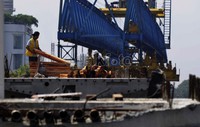 Lambatnya pengerjaan salah satunya disebabkan oleh faktor cuaca yang tidak menentu.