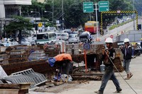 Pengerjaan proyek ini juga mengakibatkan arus lalu lintas terganggu dan dialihkan.