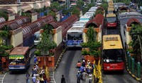 Puluhan angkutan umum menunggu calon penumpang di Terminal Blok M, Jakarta, Rabu (7/3).