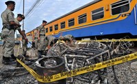 Petugas dari Gegana Satbrimob Polda Jateng memeriksa lokasi kejadian meledaknya sebuah paket kiriman di Stasiun Poncol Semarang. ANTARA/R. Rekotomo.