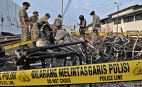 Ledakan terjadi di sebuah gerbong B00701 Ka.92 kereta barang jurusan Surabaya-Jakarta sekitar pukul 03.10 WIB, Rabu (7/3/2012). Saat itu, petugas dan para kuli angkut menurunkan kargo dari dalam gerbong. ANTARA/R. Rekotomo.