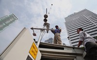 Petugas Badan Pengelola Lingkungan Hidup Daerah (BPLHD) Provinsi DKI Jakarta mengecek kualitas udara di pos pemantauan di Bundaran HI, Jl Thamrin Jakarta.