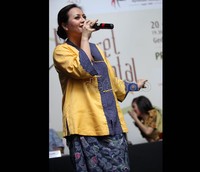 Kesulitan bagi Cynthia itu adalah melafalkan dan bernyanyi dalam bahasa dan dialek Cina.