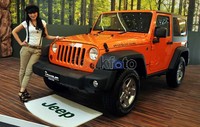 Seorang model berpose dengan Jeep Wrangler di Senayan City, Jakarta, Rabu (7/3/2012).