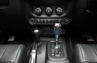 Perubahan lainnya juga terjadi di transmisinya, New Jeep ini menggunakan transmisi otomatis 5 speed, yang sebelumnya hanya 4 speed