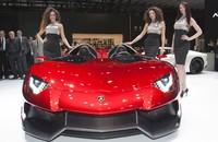 Model berpose dengan supercar terbaru Lamborghini Aventador J.dok lamborghini.