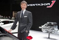 President and CEO of Automobili Lamborghini Stephan Winkelmann mejeng dengan Lamborghini Aventador J di pameran Geneva Motor Show.dok lamborghini.